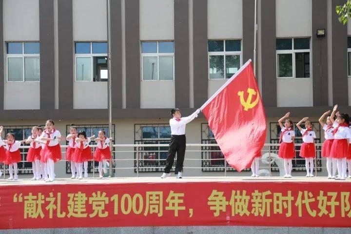 此人是金庸笔下的“轻功第一人”，段誉和韦一笑都得靠边站